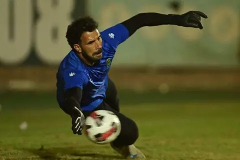 إصابة خطيرة.. المهدي سليمان يغادر مباراة الاتحاد السكندري وطلائع الجيش في عربة الإسعاف (فيديو)